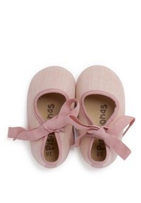 Růžové baletní střevíce s textilním svrškem, kulatou špičkou a nastavitelnými stuhami. Uvnitř je vytištěné jméno značky.