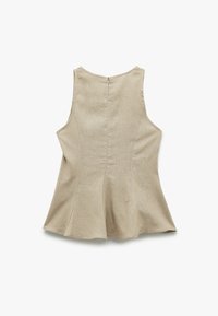 Beige ærmeløs top med en tætsiddende overdel og flagrende kant, der har en lynlåslukning bagpå og et glat, tekstureret stof.