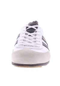 Witte sneaker met donkerblauwe strepen, suède neus en witte veters. Beschikt over een gepatineerde zool en een gouden opdruk op de tong.