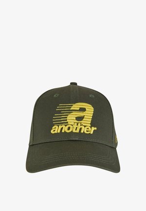 Olivgrüne Baseballmütze aus Baumwolle, mit einem strukturierten, gelben, bestickten Logo "a another" und einem horizontalen Streifendesign auf der Vorderseite.