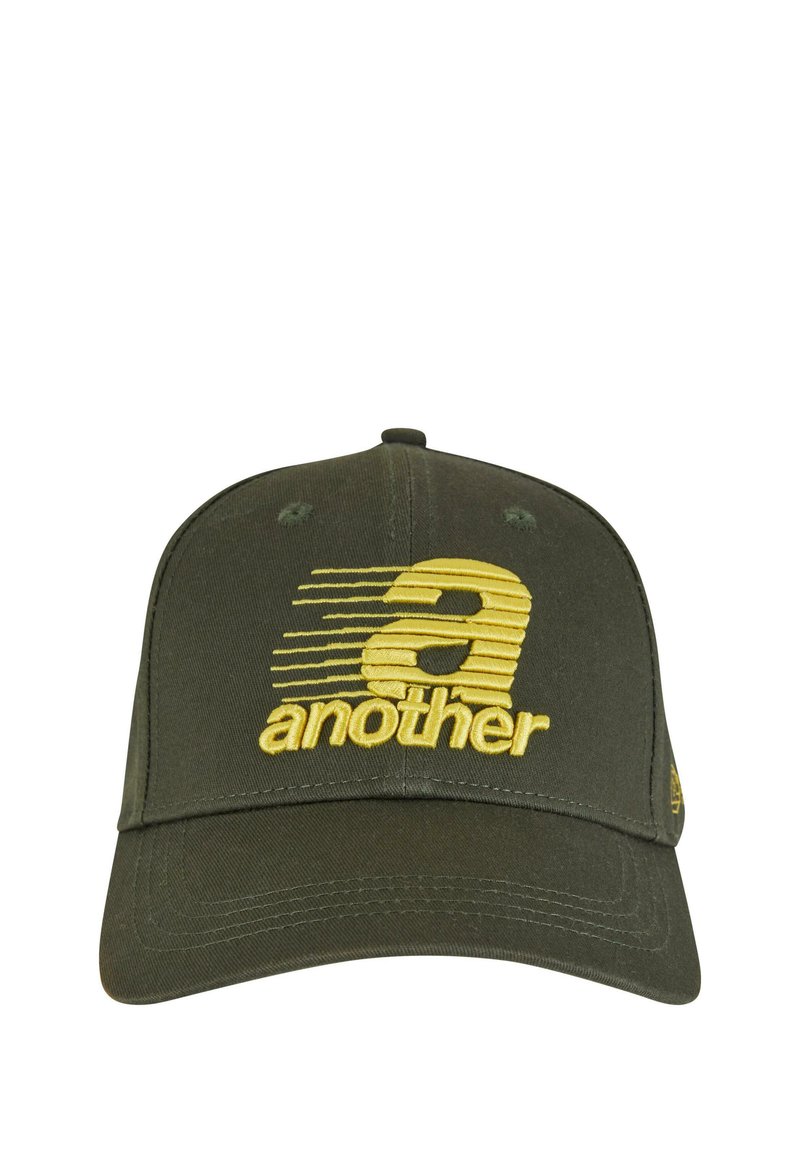 Olivengrønn baseballcaps laget av bomull, med et teksturert gult brodert logo "a another" med horisontale striper designet på forsiden.