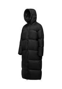Doudoune noire avec un design long et oversized, une capuche et des sections matelassées proéminentes. Elle comporte une fermeture éclair sur toute la longueur et des fentes latérales.
