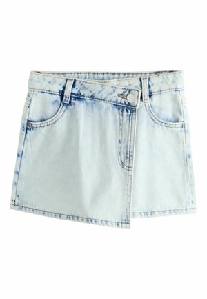 Falda de mezclilla azul claro con efecto ácido, con diseño cruzado en la parte delantera, dos bolsillos frontales, trabillas para cinturón y cierre con botón plateado en la pretina.
