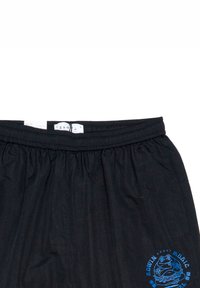 Shorts neri in cotone con una cintura elastica, caratterizzati da una stampa grafica blu di una rana e testo sul lato sinistro in basso.