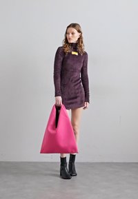 MM6 Maison Margiela CLASSIC JAPANESE HANDBAG - Kandekott - carmine rose