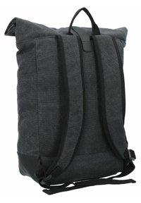 Mochila de tela negra con parte superior enrollada, correas ajustables y un acento de cuero. Presenta una superficie texturada y un diseño minimalista.