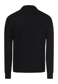 Černá dlouhá polo košile s klasickým límcem, vyrobená z hladké bavlněné tkaniny. Má jednoduchý, čistý design bez vzorů nebo akcentů.