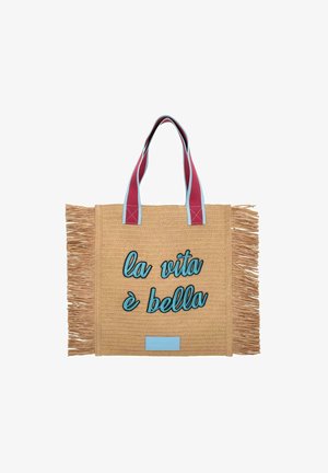 Geweven stro tote bag met blauwe geborduurde tekst "la vita è bella." Met franjes aan de randen en handvatten in twee kleuren: rood en blauw.