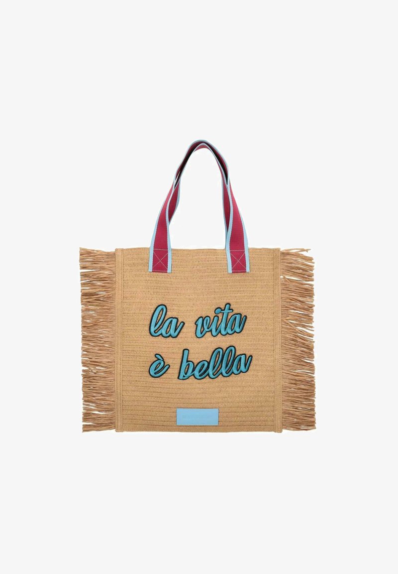 Geweven stro tote tas, beige met blauwe tekst "la vita è bella," met rood en lichtblauw gestreepte handvatten en franje details aan de zijkanten.