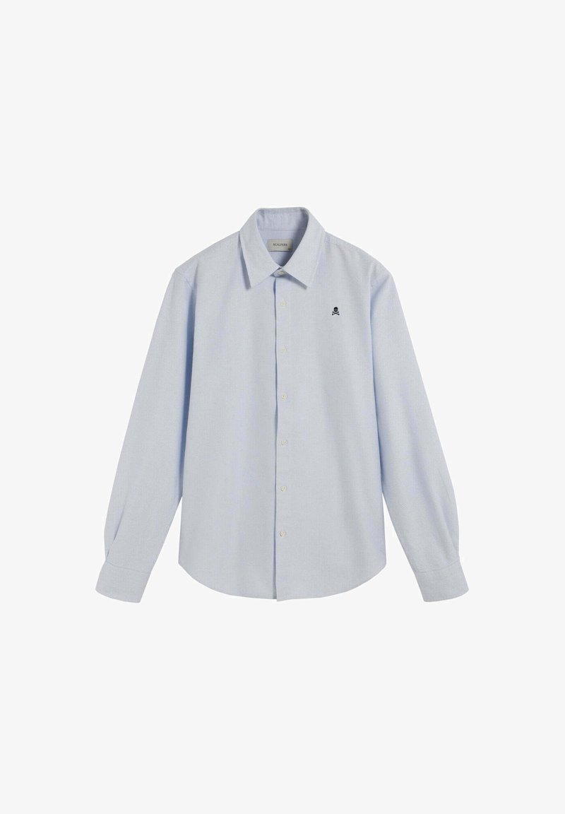 Camisa de botones de manga larga en azul claro con un collar y un pequeño logo de calavera y huesos cruzados en el lado izquierdo del pecho.