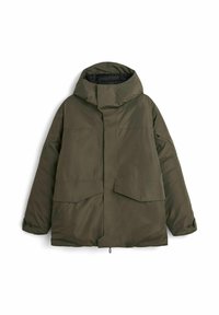 Vadderad parka i mörk olivgrön med högt krage, justerbara ärmslut och två stora framfickor. Har dragkedjestängning och en rymlig huva.