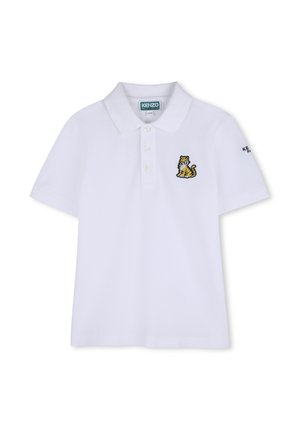 Polo blanc à manches courtes avec trois boutons, petit écusson de tigre jaune sur la poitrine et logo "KENZO" sur la manche gauche.