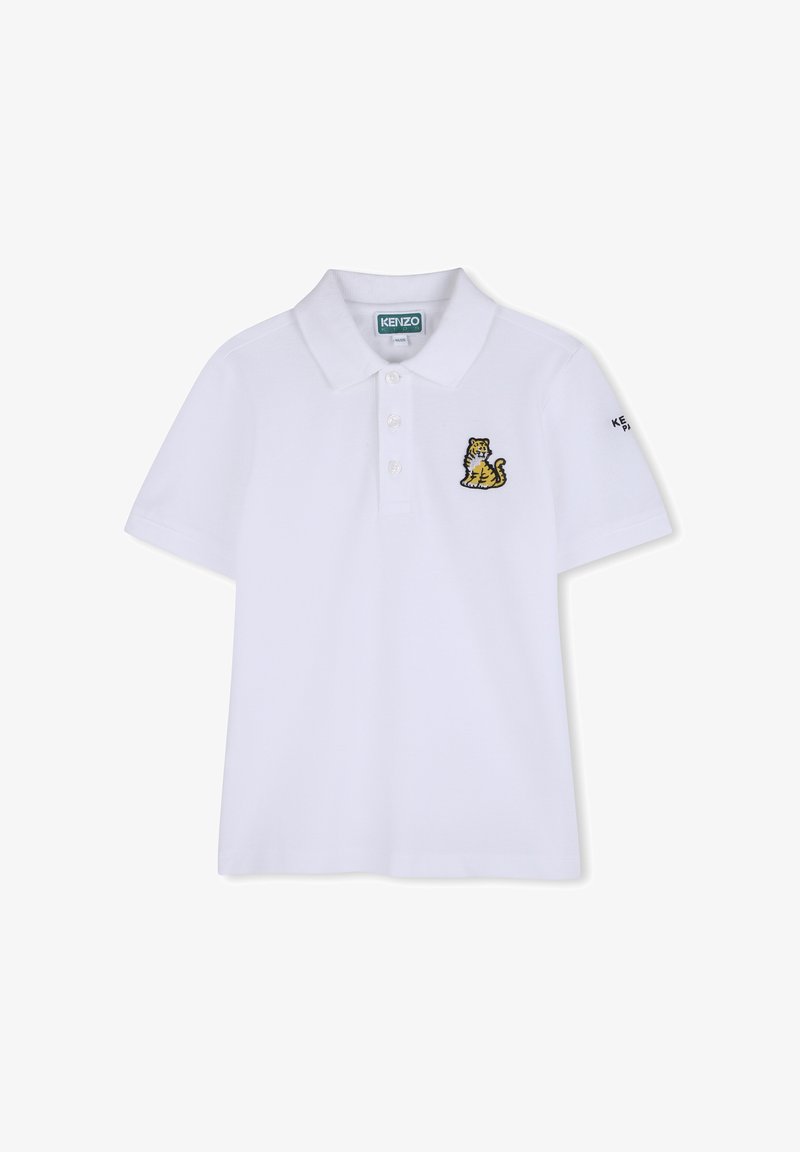 Camisa polo blanca de manga corta con tres botones, pequeño parche de tigre amarillo en el pecho y logotipo "KENZO" en la manga izquierda.