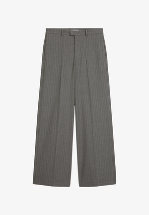 Grau gestreifte Hose im weiten Schnitt, mit flacher Vorderseite und zwei Seitentaschen, aus glattem Stoff.