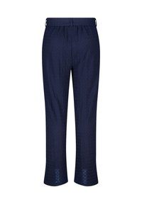 Marineblauwe cropped broek van een gestructureerde stof, met een elastische tailleband en een aansluitend onderbeen. Geen zichtbare hardware of patronen.