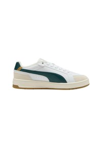 Sneaker bianco con dettagli verde e inserti in suede, dotato di suola in gomma, design con lacci e sezioni perforate per traspirabilità.