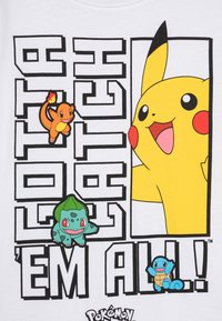 Balta marškinėliai su spalvingais atspausdintais Pokémon personažais: Pikachu (geltonas), Charmander (oranžinis), Bulbasaur (žalias) ir Squirtle (mėlynas) su ryškiu tekstu.