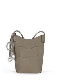 Bolso de cuero gris texturizado con un diseño minimalista, que cuenta con un bolsillo frontal, asas delgadas y un acento decorativo de cadena.