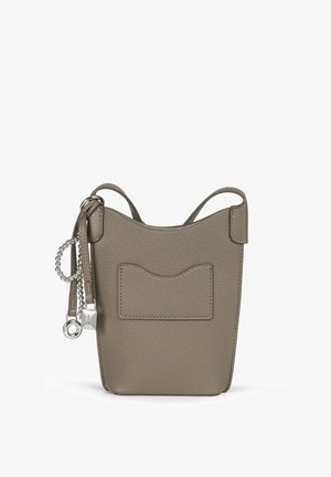 Geverfd grijs leren tas met een minimalistisch ontwerp, voorzien van een voorvak, dunne handvatten en een decoratieve kettingaccent.