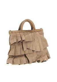 Borsa in suede marrone con design a strati a volants, manici corti e cuciture a contrasto lungo il bordo superiore. Texture morbida e forma strutturata.