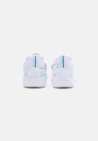 Λευκά αθλητικά παπούτσια με επάνω μέρος από εσώρραμμα πλέγματος, με μπλε ρίγες στη φτέρνα. Ελαστική σόλα με υφή και διακριτική επωνυμία στα πλάγια.