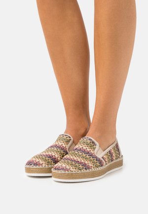 Gewebte Slipper mit einem mehrfarbigen Textiloberteil und einer Sohle aus Naturfasern, ergänzt durch ein strukturiertes Design und elastische Seitenpaneele.