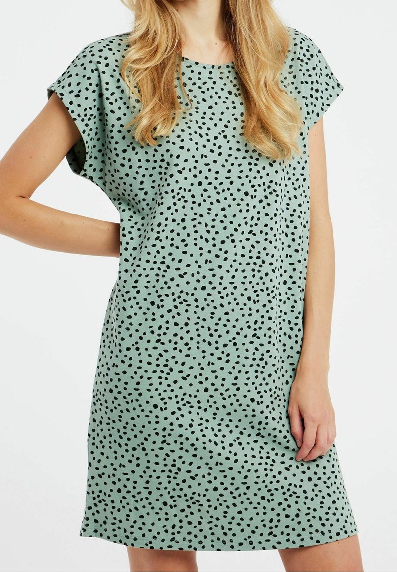 Mintgrön kortärmad klänning med svarta prickar, avslappnad passform och mjukt tyg. Klänningen slutar ovanför knäet med rund halsringning.