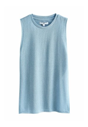 Vaaleansininen hihaton neulepaita pyöreällä pääntiellä ja pehmeällä, teksturoidulla kankaalla, valkoista taustaa vasten.