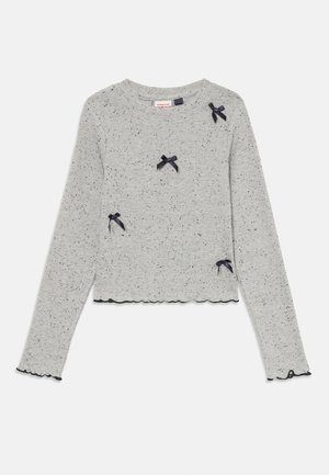 Jasnoszary, prążkowany sweter z długim rękawem z czarnymi kropkami, ozdobiony czterema małymi czarnymi kokardkami i falistymi krawędziami z czarną lamówką.