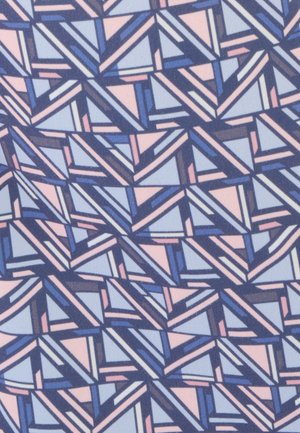 Abstract geometrisch patroon met overlappende driehoeken en strepen in gedempte roze, blauw en marine op een stoffen oppervlak.