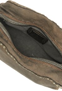 Pochette in pelle marrone con superficie testurizzata, decorata con borchie metalliche lungo la cucitura, chiusura a zip e interno foderato.