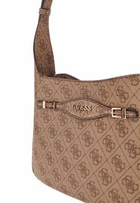 Borsa a spalla marrone con motivo logo, materiale sintetico liscio, tracolla regolabile e una placca con il marchio in oro con la scritta "GUESS EST 1981."