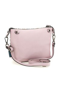 Borsa a tracolla in pelle rosa con finitura testurizzata, tracolla regolabile, ferrature metalliche e chiusura con zip, con bordi a contrasto.