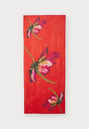 Rødt rektangulært håndklæde med tre store pink og hvide blomster med grønne stilke og blade.