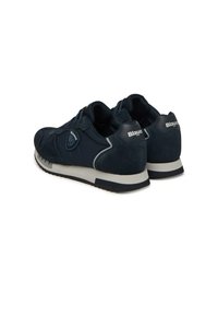 Sneakers blu navy con pannelli in suede e mesh, caratterizzati da una punta tonda, design con lacci, etichetta con logo e suola bianca a contrasto.