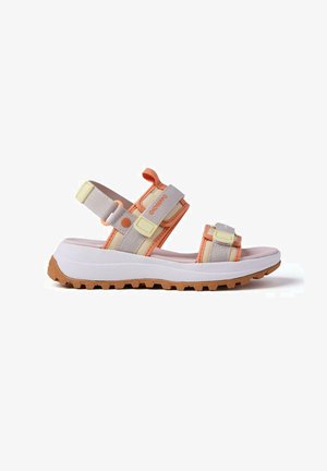 Sandales légères avec des accents orange et jaune. Conçues en tissu et caoutchouc, elles disposent de brides ajustables et d'une semelle extérieure marron texturée.