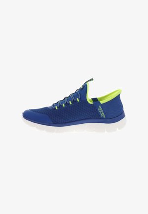 Chaussures de sport bleues avec une tige en maille, des lacets élastiques et un col rembourré. Présentent des semelles blanches rembourrées et des accents vert néon.