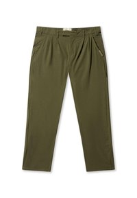 Pantalones verde olivo con pliegues, pierna recta y bolsillos laterales. Fabricados con un material suave de textura lisa y una etiqueta de marca discreta.