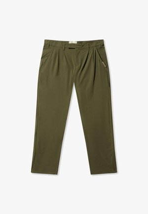 Oliven grønne bukser med folder, rette ben og sidelommer. Laget av mykt materiale med en jevn tekstur og et diskret merke.