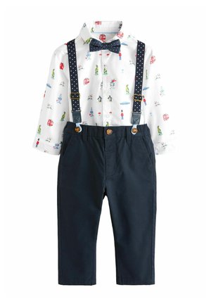 Witte langemouwen overhemd met kleurrijke patronen, gecombineerd met marineblauwe broek en stippenbretels. Voorzien van een bijpassende vlinderdas.