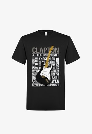 Schwarzes T-Shirt mit einem Grafikdesign einer schwarz-weißen E-Gitarre, versehen mit grauem Text, der Liedtitel von Eric Clapton auflistet.