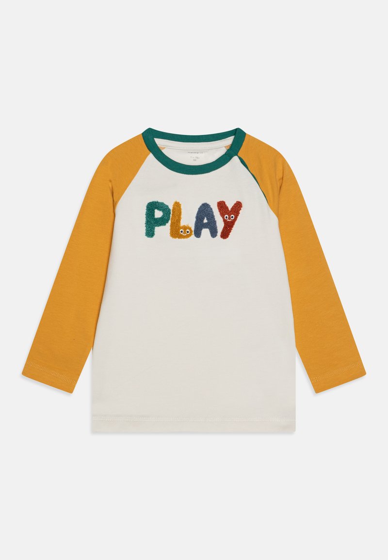 T-shirt a maniche lunghe con corpo bianco, maniche giallo senape, colletto verde e lettere ricamate colorate e morbide che formano la parola "PLAY."