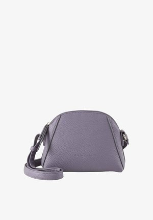 Bolso cruzado de cuero granuloso púrpura con parte superior curva, correa ajustable y cierre de cremallera. Presenta una textura suave y un diseño minimalista.