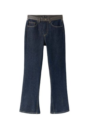 Jean en denim bleu foncé avec une coupe droite et une ceinture marron foncé passée dans les passants de la taille.