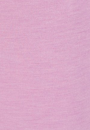 Hellrosa geripptes Gewebe mit feiner Struktur und Elastizität, das ein gleichmäßiges Muster und eine glatte Oberfläche aufweist und sich für Bekleidungsanwendungen eignet.