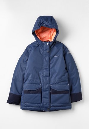 Veste isolante bleu marine avec capuche, doublure orange, deux poches avant et accents foncés sur les manches et l'ourlet inférieur.
