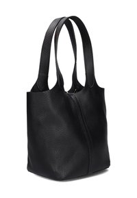 Zwarte leren schoudertas met een gestructureerde afwerking, voorzien van twee schouderbanden en een minimalistisch ontwerp. Open bovenkant met een centraal naaddetail.