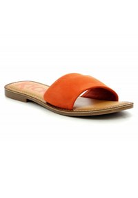 Orange ruskind slide sandal med en bred krydsbåndsdesign, flad sål og tan-farvet indersål med kontrasterende syninger.