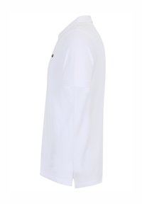 Polo blanc en tissu de coton. Il présente des manches courtes, un col classique et un logo discret sur la poitrine. Texture lisse.