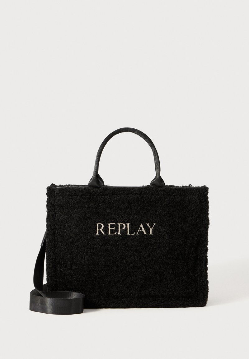Zwarte faux fur handtas met zwarte leren handvatten en een verstelbare schouderband, met witte "REPLAY" borduring aan de voorkant.